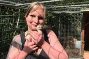 Tierpflegerin Vanessa Weinhold mit einem Nandu-K&uuml;ken.