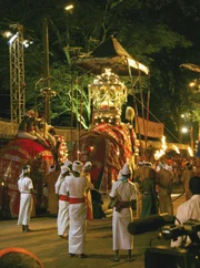 Der Hauptelefant mit der heiligen Reliquie, Budhas Zahn.
