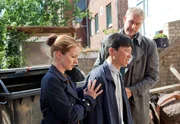 Nora (Loretta Stern, l.) und Jon (Frank Vockroth, r.) st&uuml;tzen Hu (Yuki Iwamoto, M.), den verzweifelten Vater des Ermordeten.