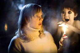 Nach ihrer Scheidung von George landet Cindy Campbell (Anna Faris) in einem einsamen japanischen Haus, um eine alte Dame und deren attraktiven Nachbarn zu pflegen. Doch dann beginnt eine Invasion von gemeinen Tripods ...