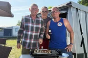 Christophs neue Nachbarn auf dem Campingplatz - Angrillen. Christophs neue Nachbarn auf dem Campingplatz - Angrillen.