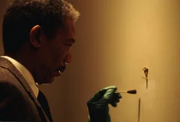 Noch immer tappt der Polizist William Somerset (Morgan Freeman) im Dunkeln. Doch dann geschieht ein neuer Mord ...