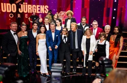 Von links, vorne: Jasmin J&uuml;rgens, John J&uuml;rgens, Jenny J&uuml;rgens, Howard Carpendale, Wencke Myhre und Annett Louisan; hinten: Moderator Sasha, Moderatorin Michelle Hunziker, Dennis J&uuml;rgens, Thomas Anders, Vanessa Mai, Aurora Hunziker-Ramazzotti, Arabella Kiesbauer, Adel Tawil, G&ouml;tz Alsmann, Michael Mittermaier und Conchita Wurst.