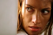 Auch Gwen Russell (Dawn Olivieri) wird als Opfer der abartigen Menschenjagd auf die Insel verschleppt.