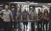 (v.l.n.r.) Steve McGarrett (Alex O'Loughlin); Adam Noshimuri (Ian Anthony Dale); Danny "Danno" Williams (Scott Caan); Jerry Ortega (Jorge Garcia); Lou Grover (Chi McBride); Junior Reigns (Beulah Koale); Tani Rey (Meaghan Rath)