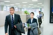 Ryan (George Clooney, li.) zeigt der jungen, ambitionierten Natalie (Anna Kendrick, Mi.), was es wirklich hei&szlig;t, Mitarbeiter und Mitarbeiterinnen zu entlassen.