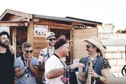 Michael Ostrowski (r.) w&auml;hrend ServusTV's "Ostrowski beim Woodstock der Blasmusik" am Woodstock der Blasmusik 2025 in Ort im Innkreis, Ober&ouml;sterreich, &Ouml;sterreich
