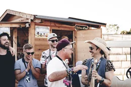 Michael Ostrowski (r.) w&auml;hrend ServusTV's "Ostrowski beim Woodstock der Blasmusik" am Woodstock der Blasmusik 2025 in Ort im Innkreis, Ober&ouml;sterreich, &Ouml;sterreich