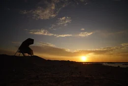 Vogelbeobachtungsturm bei Sonnenuntergang  +++ Die Verwendung des sendungsbezogenen Materials ist nur mit dem Hinweis und Verlinkung auf RTL+ gestattet. +++