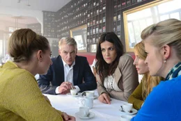 Lisa (Bettina Zimmermann, 2.v.r.) und Michael (Christoph M. Ohrt, 2.v.l.) wollen mit ihren Freundinnen (Katja Wagner, vorne r., Florentine Lahme, r. Julia B&auml;hre, l.) eine Strategie entwickeln, wie sie die chinesischen Nachbarn wieder loswerden k&ouml;nnen. Keine leichte Aufgabe ...