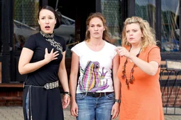 Katja (Sonsee Neu, M.) und ihre Freundinnen Akiko (B&auml;rbel Schleker, l.) und Britta (Carolin Spiess, r.) stehen vor dem Soul Club, als Nick mit seiner Verlobten Alison auftaucht.