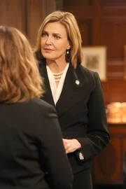 Booth und Brennan suchen Senatorin Hayley Winters (Brenda Strong) auf, die fast jede freie Minute mit dem ermordeten Senator O'Malley zusammen war. Hatten die Parteikollegen eine Aff&auml;re?