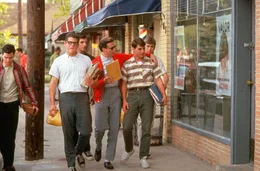Ein Bild aus gl&uuml;cklichen Tagen: Timmy (Frank Whaley, l.), Stve Boyer (Jerry Levine, 2.v.l.), Joey (Richard Panebianco, 4.v.r.), Tommy (Rob Camilletti, 3.v.r.) und Ron Kovic (Tom Cruise, 2.v.r.) verbringen viel Zeit miteinander.