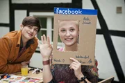 Nach wie vor haben Aletta (Annina Euling, r.) und Erik (Louis Huselstein, l.) keine Freunde in Niederkleusdorf gefunden, denn die meiste Zeit verbringen sie ganz alleine im Haus. Doch kurz vor Beginn des neuen Schuljahres lässt sich Erik ausgerechnet auf einen angeberischen Vergleich mit Andi, einem Mitglied des örtlichen Schützenvereins, ein ... Nach wie vor haben Aletta (Annina Euling, r.) und Erik (Louis Huselstein, l.) keine Freunde in Niederkleusdorf gefunden, denn die meiste Zeit verbringen sie ganz alleine im Haus. Doch kurz vor Beginn des neuen Schuljahres lässt sich Erik ausgerechnet auf einen angeberischen Vergleich mit Andi, einem Mitglied des örtlichen Schützenvereins, ein ...