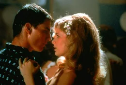 Beim Abschlussball kann Ron Kovic (Tom Cruise, l.) das Herz seiner Jugendliebe Donna (Kyra Sedgwick, r.) erobern ...