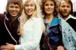 ABBA: Das sind Agnetha (2.v.l.), Bj&ouml;rn (li.), Benny (re.) und Anni-Frid (2.v.r.), die 1974 mit &bdquo;Waterloo&ldquo; den Eurovision Song Contest gewannen.