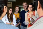 Zun&auml;chst haben die Br&uuml;ckers, (v.l.n.r.) Jennifer (Cosima Henman), Brian (Leon Seidel), Michael (Christoph M. Ohrt) und Lisa (Bettina Zimmermann), nur Angst um ihren Hund Butch, als eine vierk&ouml;pfige chinesische Familie ins Nachbarhaus einzieht ...