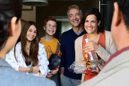 Zun&auml;chst haben die Br&uuml;ckers, (v.l.n.r.) Jennifer (Cosima Henman), Brian (Leon Seidel), Michael (Christoph M. Ohrt) und Lisa (Bettina Zimmermann), nur Angst um ihren Hund Butch, als eine vierk&ouml;pfige chinesische Familie ins Nachbarhaus einzieht ...