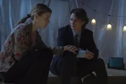 Samantha (Rachel Keller, l.); Jake Adelstein (Ansel Elgort, r.)