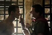 Glaber (Craig Parker, r.) ist im Besitz eines kleinen Stofffetzens, den Spartakus (Andy Whitfield, l.) einst seiner Frau Sura um den Oberschenkel zur Erinnerung geschlungen hatte ...