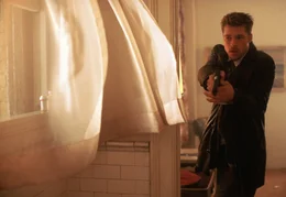 Mills (Brad Pitt) kann es nicht abwarten, den Killer zu stellen.