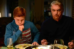L-R: Wo ist Butch? Essen Brian (Leon Seidel) und Michael (Christoph M. Ohrt) gerade ihren eigen Hund auf?