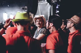 Michael Ostrowski (m.) w&auml;hrend ServusTV's "Ostrowski beim Woodstock der Blasmusik" am Woodstock der Blasmusik 2025 in Ort im Innkreis, Ober&ouml;sterreich, &Ouml;sterreich