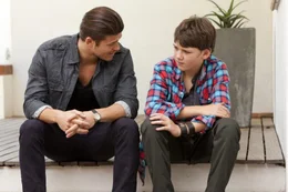 Haben beide so ihre Probleme mit ihren taffen M&uuml;ttern: Luca (Eugen Bauder, l.) und Ben (Patrick Smith, r.) ...