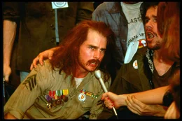 Der &uuml;berzeugte Kriegsgegner Ron Kovic (Tom Cruise, l.) m&ouml;chte so vielen Menschen wie m&ouml;glich zeigen, was der Krieg aus ihm gemacht hat...