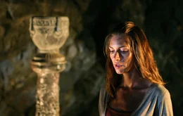 Auch Gwen Russell (Dawn Olivieri) wird als Opfer der abartigen Menschenjagd auf die Insel verschleppt.