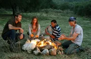Vier junge Menschen (v.l.n.r. George Stults als Tim, Dawn Olivieri als Gwen, Texas Battle als Ronnie und James Wlcek als Bob) werden mit einem Kriegsschiff auf eine einsame Insel gebracht. Sie alle sind Verbrecher und sollen auf der Insel zur Strecke gebracht werden. W&auml;hrend sie sich auf der Flucht vor ihren Verfolgern durch die Wildnis schlagen, k&ouml;nnen sie noch nicht erahnen, wer wirklich ihr Gegner ist. Denn die Insel birgt noch immer ihr mysteri&ouml;ses Geheimnis ...