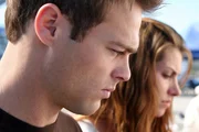 Auch Gwen Russell (Dawn Olivieri) und Tim (George Stults,.l) werden als Opfer der abartigen Menschenjagd auf die Insel verschleppt.