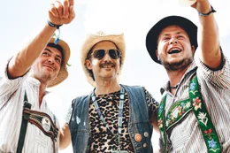 Michael Ostrowski (m.) w&auml;hrend ServusTV's "Ostrowski beim Woodstock der Blasmusik" am Woodstock der Blasmusik 2025 in Ort im Innkreis, Ober&ouml;sterreich, &Ouml;sterreich