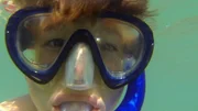 Patrick schnorchelt im Meer und entdeckt dabei ganz viele Fische. Patrick schnorchelt im Meer und entdeckt dabei ganz viele Fische.
