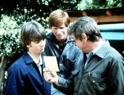 Stolz ist John Walton (Ralph Waite, r.) auf seinen Sohn Jim Bob (David W. Harper, l.), der ein gutes Zeugnis erhalten hat. Auch Ben (Eric Scott) freut sich dar&uuml;ber.