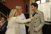 Katja (Karolina Lodyga, l.) hat eine ganz besondere Neuigkeit für Susanne (Heike Jonca, M.) und Enrique (Jacob Weigert, r.) ... Katja (Karolina Lodyga, l.) hat eine ganz besondere Neuigkeit für Susanne (Heike Jonca, M.) und Enrique (Jacob Weigert, r.) ...
