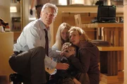 Der Computer-Sicherheitsexperte Stanfield (Harrison Ford, l.) ist gezwungen, sein eigenes System zu hintergehen, um seine Familie (Carly Schroeder, 2.v.l., Jimmy Bennett, 2.v.r. und Virginia Madsen, r.) vor dem sicheren Tod zu retten ...