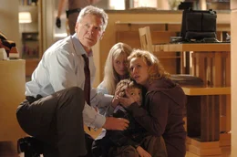 Der Computer-Sicherheitsexperte Stanfield (Harrison Ford, l.) ist gezwungen, sein eigenes System zu hintergehen, um seine Familie (Carly Schroeder, 2.v.l., Jimmy Bennett, 2.v.r. und Virginia Madsen, r.) vor dem sicheren Tod zu retten ...