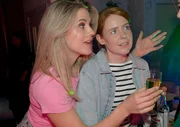 Alicia (Josefin Bressel, l.) und Toni (Olivia Marei) wollen unbeschwert feiern.