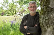 Die erste Reise geht nach Münster in den historischen Klostergarten eines Kapuzinerordens. Der rund 1,5 Hektar große Garten ist das Reich von Bruder Bernd. Der studierte Biologe und Chemiker baut hier vor allem alte und seltene Gemüsesorten an. Die erste Reise geht nach Münster in den historischen Klostergarten eines Kapuzinerordens. Der rund 1,5 Hektar große Garten ist das Reich von Bruder Bernd. Der studierte Biologe und Chemiker baut hier vor allem alte und seltene Gemüsesorten an.