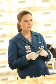 TOP CRIME - 1A TV  NELLA FOTO: EMILY DESCHANEL (DR. TEMPERANCE 'BONES' BRENNAN)