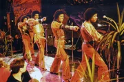 Der junge Michael Jackson (2.v.r.) begeistert mit seinen Brüdern und "Blame It On The Boogie" das "Musikladen"-Publikum. Der junge Michael Jackson (2.v.r.) begeistert mit seinen Brüdern und "Blame It On The Boogie" das "Musikladen"-Publikum.