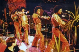 Der junge Michael Jackson (2.v.r.) begeistert mit seinen Br&uuml;dern und "Blame It On The Boogie" das "Musikladen"-Publikum.