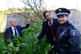 L-R: Michael (Christoph M. Ohrt),  Wang Hua (Fang Yu) und Polizei (Axel Stein)