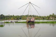 Der südindische Staat Kerala ist geprägt von Ayurveda – einer traditionellen Medizin, die Wasser, Luft und Pflanzen nutzt, um zu Ausgeglichenheit und Wohlergehen zu finden. Der südindische Staat Kerala ist geprägt von Ayurveda – einer traditionellen Medizin, die Wasser, Luft und Pflanzen nutzt, um zu Ausgeglichenheit und Wohlergehen zu finden.