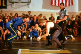 In Schulzeiten ist Ron Kovic (Tom Cuise, l.) einer der besten Sportler im Ringerteam und nimmt an Turnieren teil ...