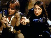 Die beiden Polizistinnen Amy (Kathy Evison, r.) und Taylor (Zoe McLellan, l.), die Organh&auml;ndlern auf der Spur sind, werden von den Gangstern beschossen.
