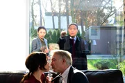 Zwischen den Br&uuml;ckers, Lisa (Bettina Zimmermann, l.) und Michael (Christoph M. Ohrt, 2.v.r.), und den Wangs, Wang Hua (Fang Yu, 2.v.r.) und Li (Linda Chang, 2.v.l.), entbrennt ein verbitterter Nachbarschaftsstreit, bei dem kein Ende abzusehen ist ...