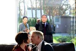 Zwischen den Br&uuml;ckers, Lisa (Bettina Zimmermann, l.) und Michael (Christoph M. Ohrt, 2.v.r.), und den Wangs, Wang Hua (Fang Yu, 2.v.r.) und Li (Linda Chang, 2.v.l.), entbrennt ein verbitterter Nachbarschaftsstreit, bei dem kein Ende abzusehen ist ...