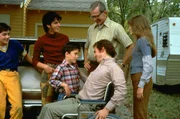 Vom Krieg gezeichnet, aber &uuml;bergl&uuml;cklich seine Familie wiedersehen zu d&uuml;rfen, kehrt Kriegsveteran Ron Kovic (Tom Cruise, 3.v.r.) in seine Heimat zur&uuml;ck.